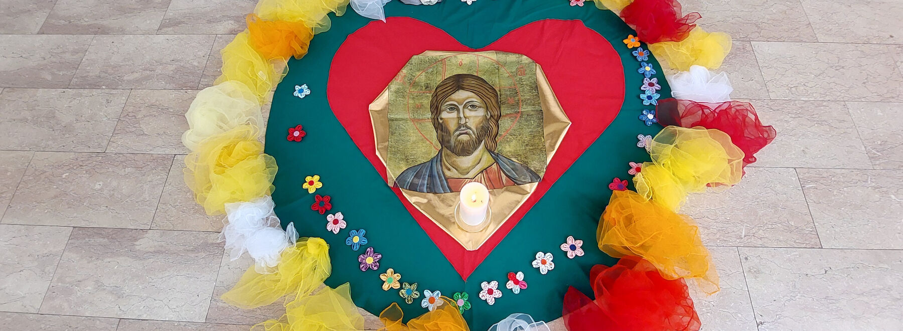 Bunt bemalter Hintergrund mit deutschem Text in einem weißen Sunburst-Kreis.